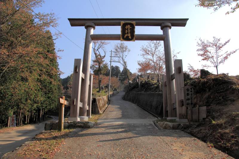 吉野山上千本_003修行門.jpg