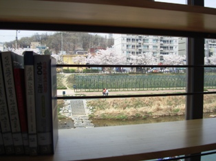 20120419 bulgwangcheon small library 5.jpg