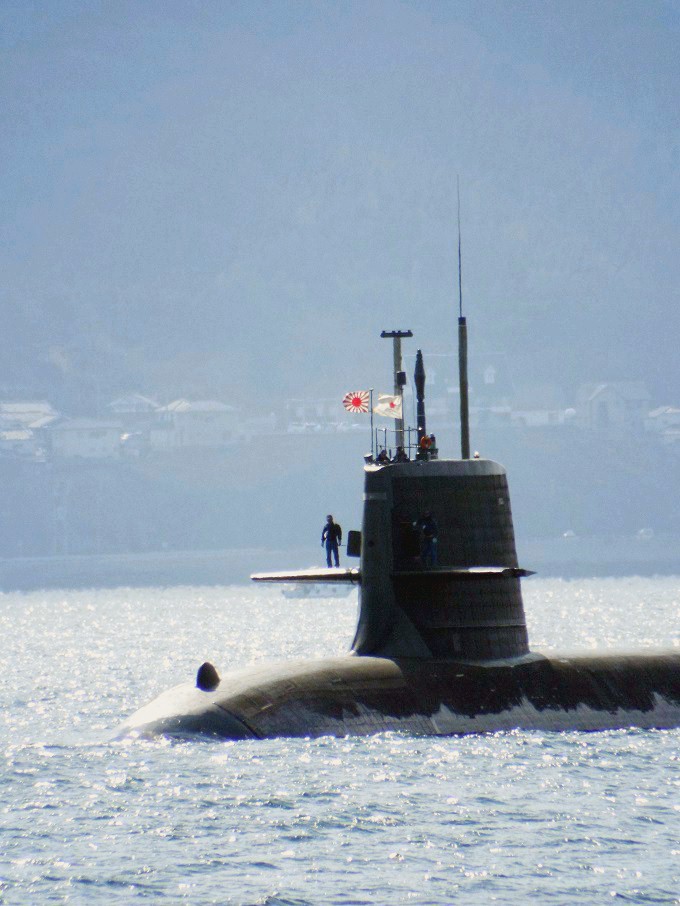 呉湾沖に停泊中の潜水艦