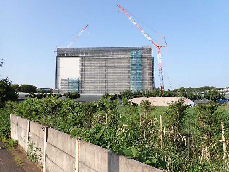 畑の向こうに新白井データセンター
