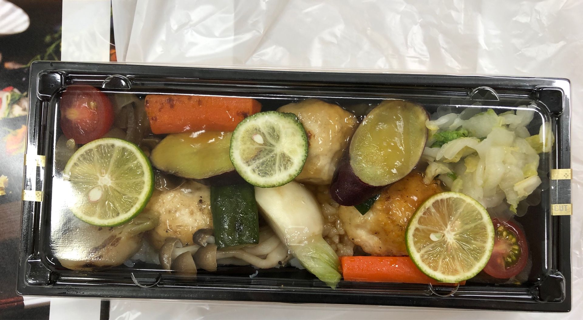 東京駅構内で７年連続ミシュラン三ツ星シェフが代表の えさきのおべんとう の鶏つくねと彩り野菜 ごはんを食べる 美味しい物好きで健康志向 楽天ブログ