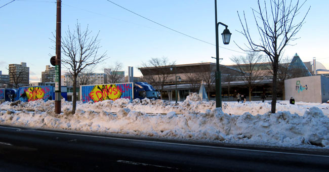 5 札幌 きたえーる正面 初日.JPG