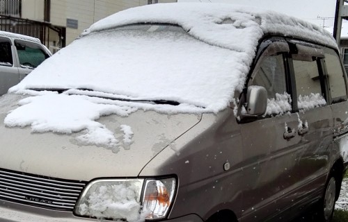 クルマに積もった雪