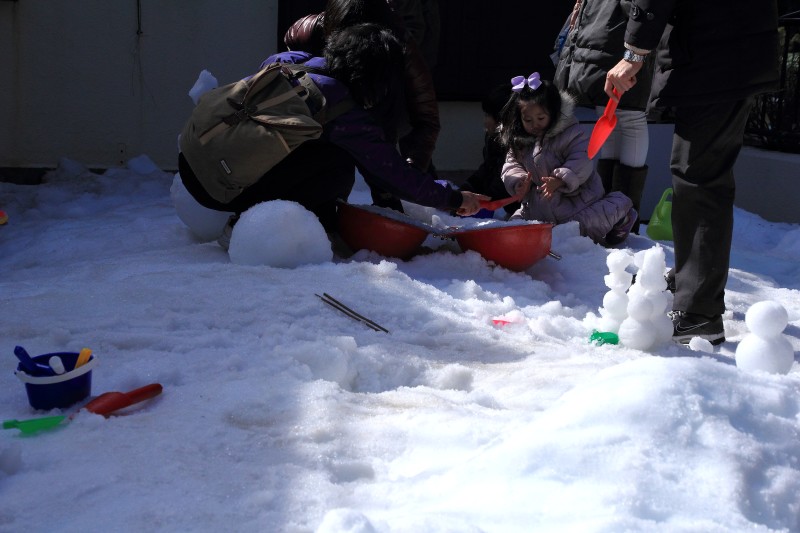 六甲山ウインターフェスティバル_002雪だるま作成コーナー.jpg
