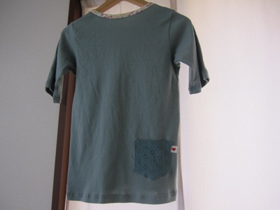 基本のカットソー(5分袖モスグリーン)後