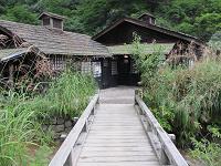 湯の沢を渡る橋の向こうに.jpg