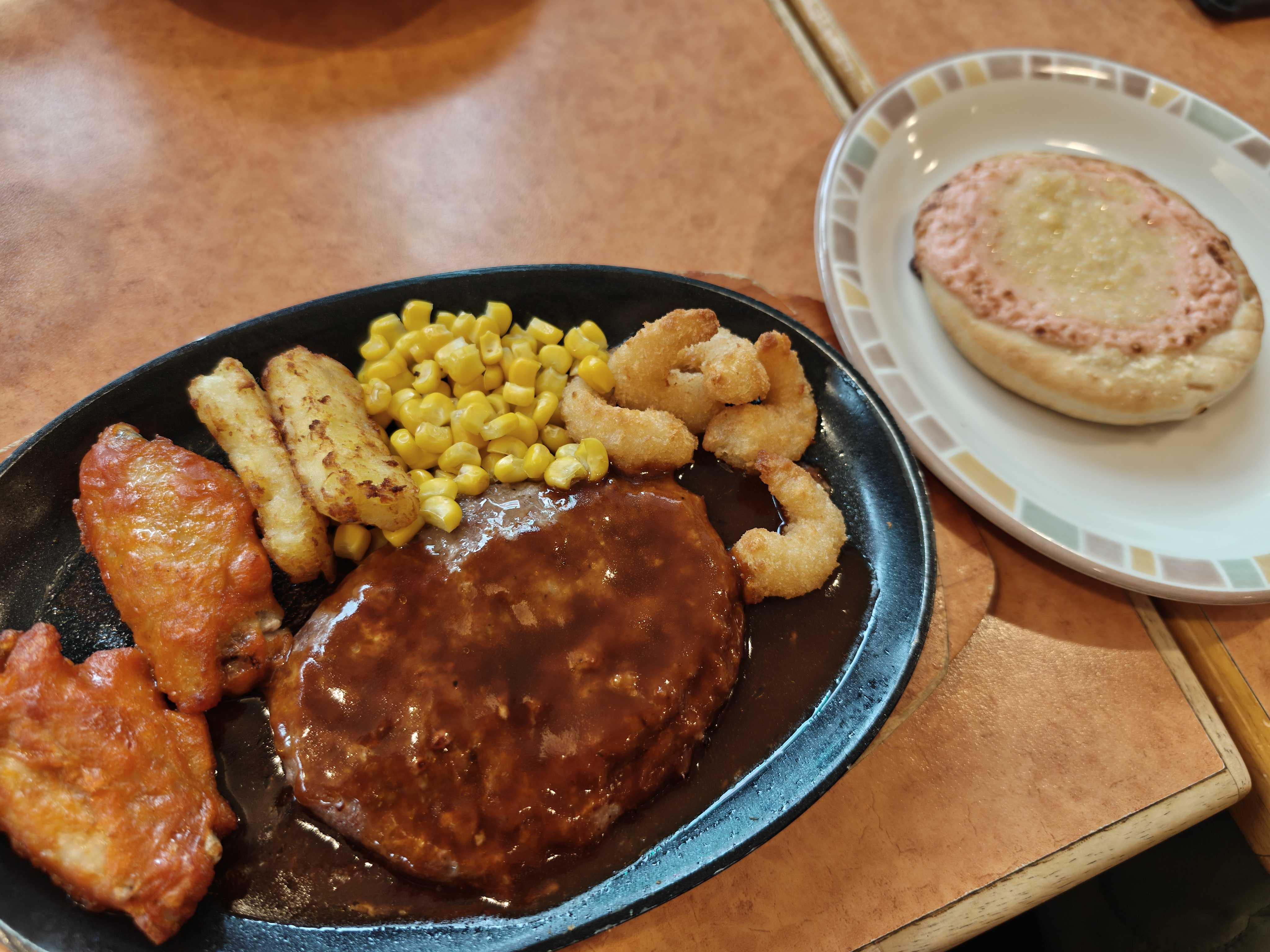 サイゼリヤの2025年の新商品たらこフォッカチオ、ミックスグリル