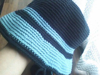 黒と青の帽子