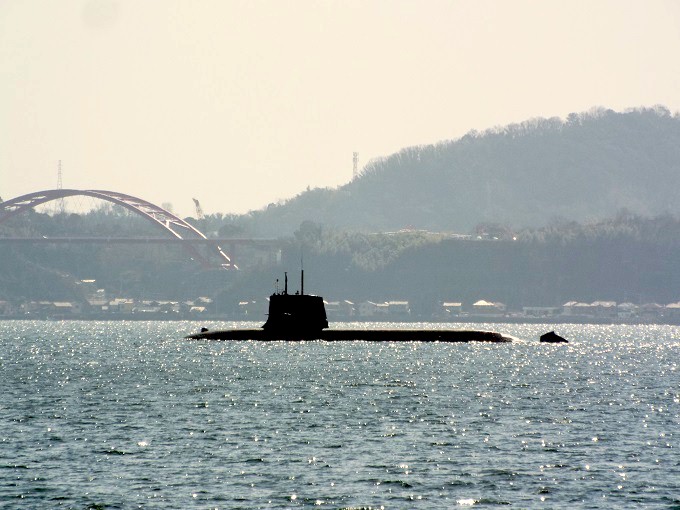 呉湾沖に停泊中の潜水艦