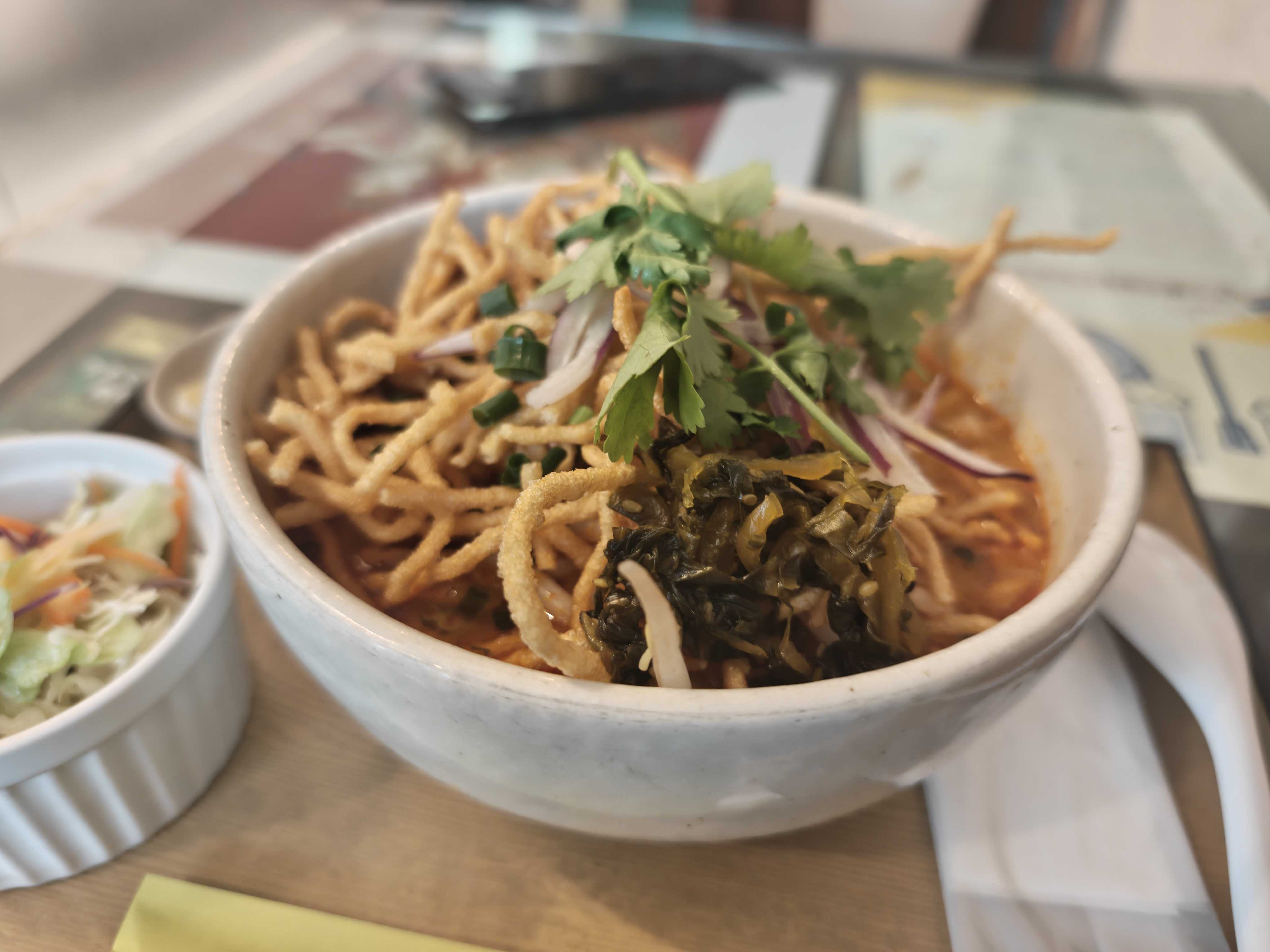 虎ノ門駅ランチ　本格タイ料理バンセーン 新橋店　カオソーイ