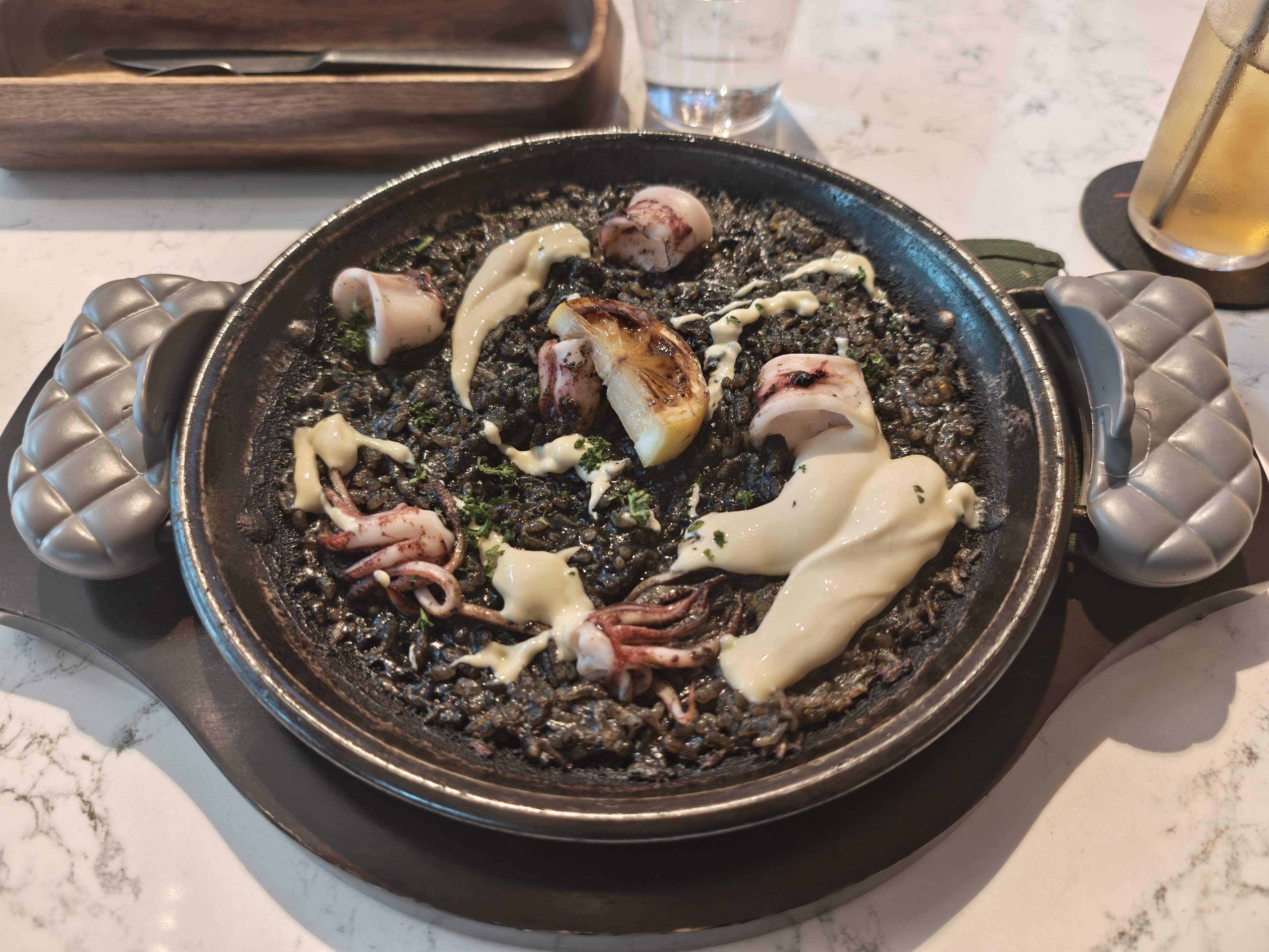 高輪ゲートウェイ　ランチ　Rigo SPANISH ITALIAN　アロス・ネグロ イカ墨のパエージャ