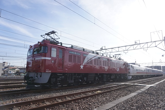 E491系電車 (East i-E) & キヤE193系気動車 (East i-D)奇跡の 並び！ EF81 98牽引6