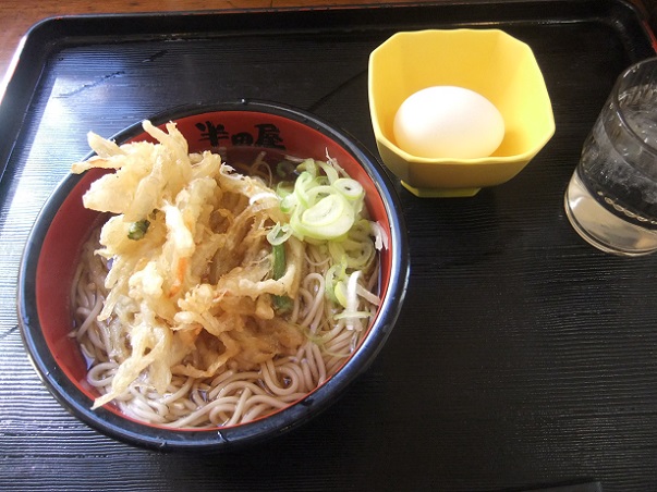 半田屋北越谷店の天ぷらそば＋生卵１