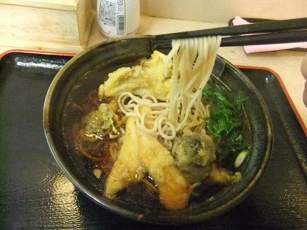 あずみ飯田橋店の松茸と舞茸の天ぷらそば２