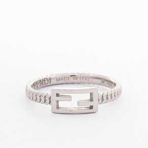 手元に程よい存在感を。フェンディ バケット FFロゴ リンクチェーン