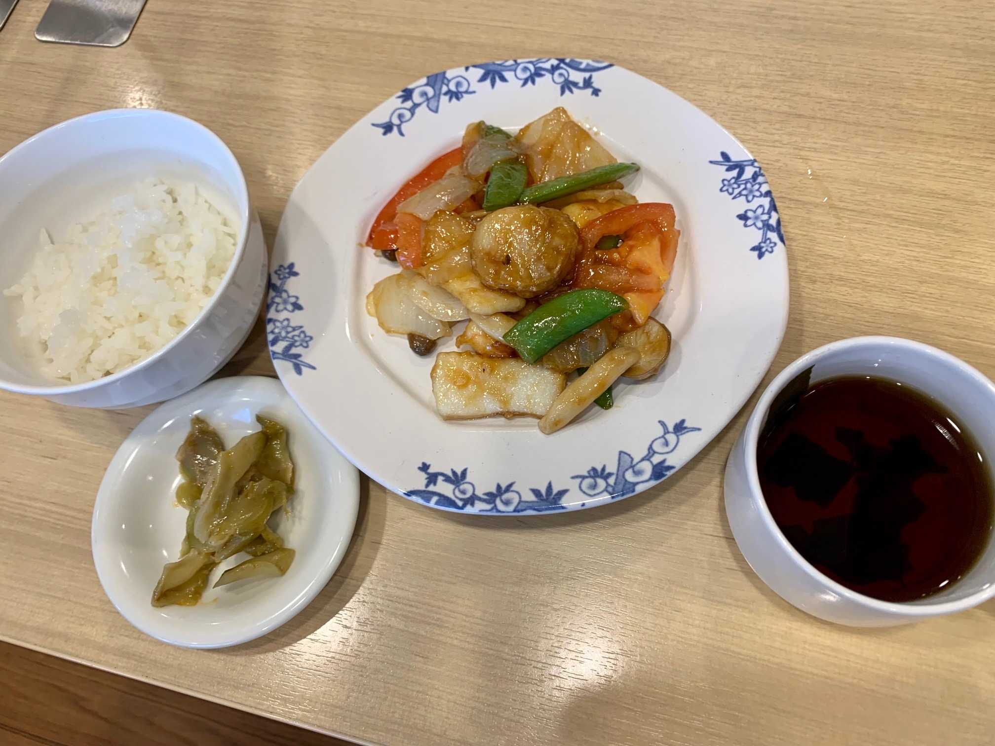 夫と園芸店に行く前に バーミヤンでランチ 私は 平日限定バミ定 の海老イカ帆立の油淋鶏ソース定食 ご飯少なめ 餃子 スープ 漬物 搾菜 付き 夫は日替わりランチの鶏 鯖の唐揚げ定食 ご飯 スープ付き Music Land 私の庭の花たち 楽天ブログ