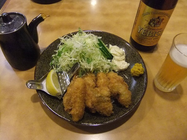 西新井２丁目・小松庵のエビスビールとカキフライ