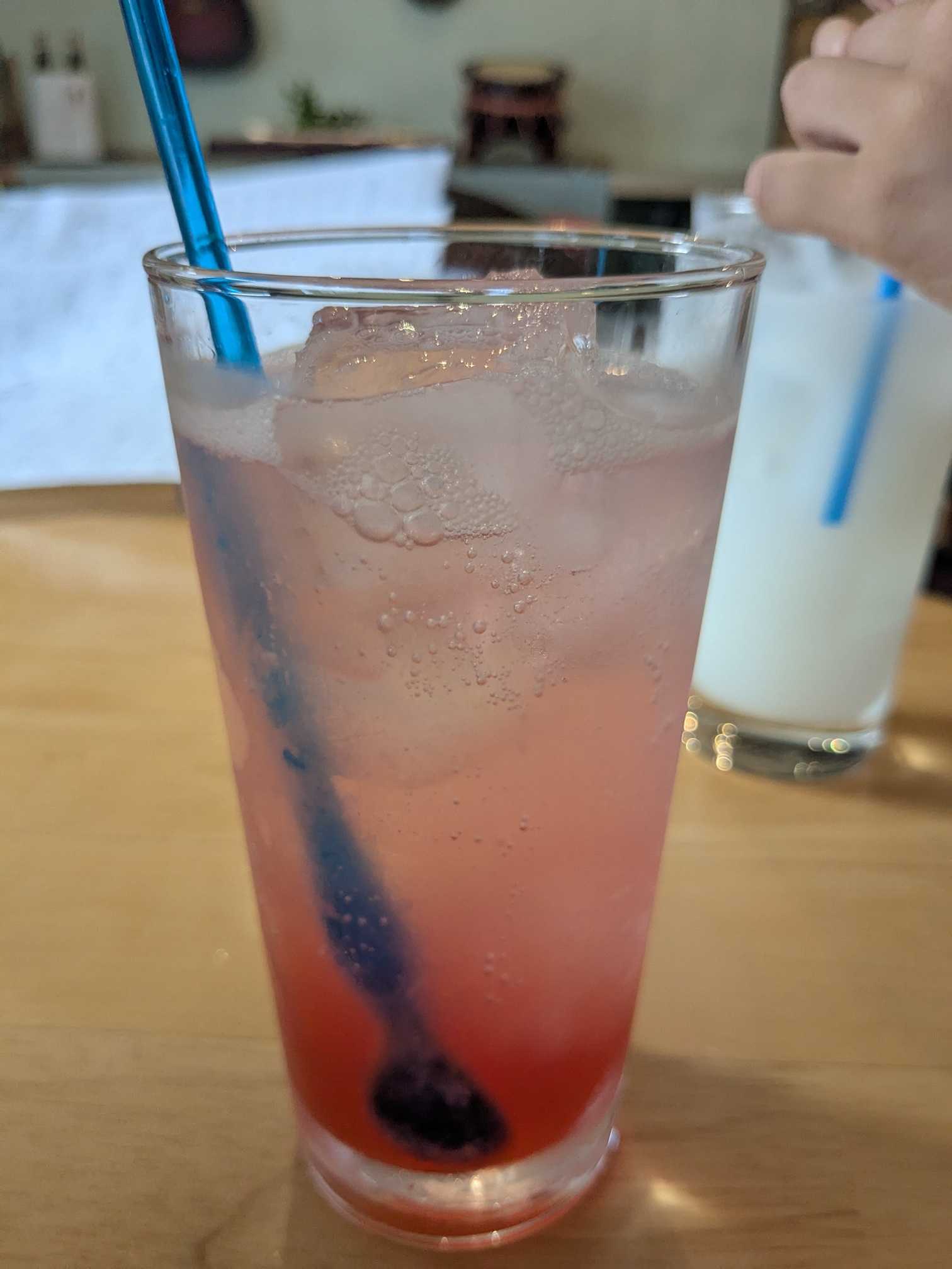 西表島　子連れ夕食　居酒屋がぶまる　ドリンク　ハイビスカス　プラス　コラーゲン　サワー