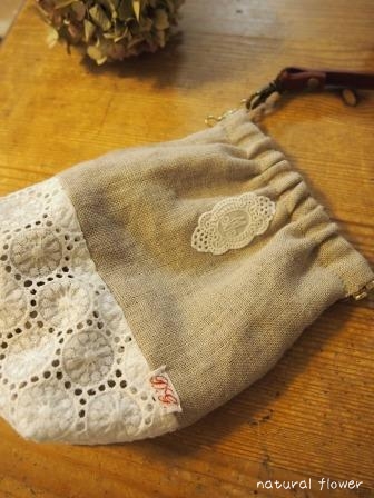 リネンとサークルレースのばね口ポーチ