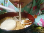きつね蕎麦を食べる息子