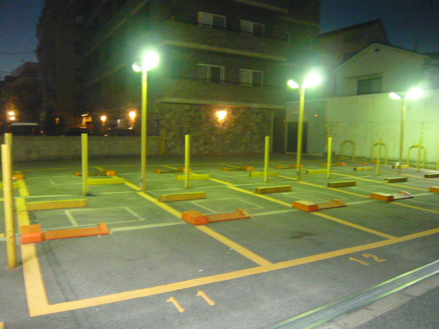 夜の駐車場