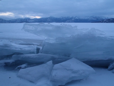 屈斜路湖畔の氷