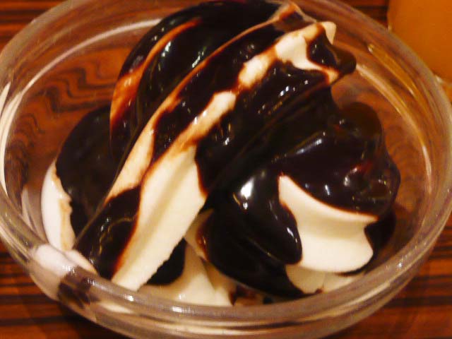 ソフトクリームとチョコソース