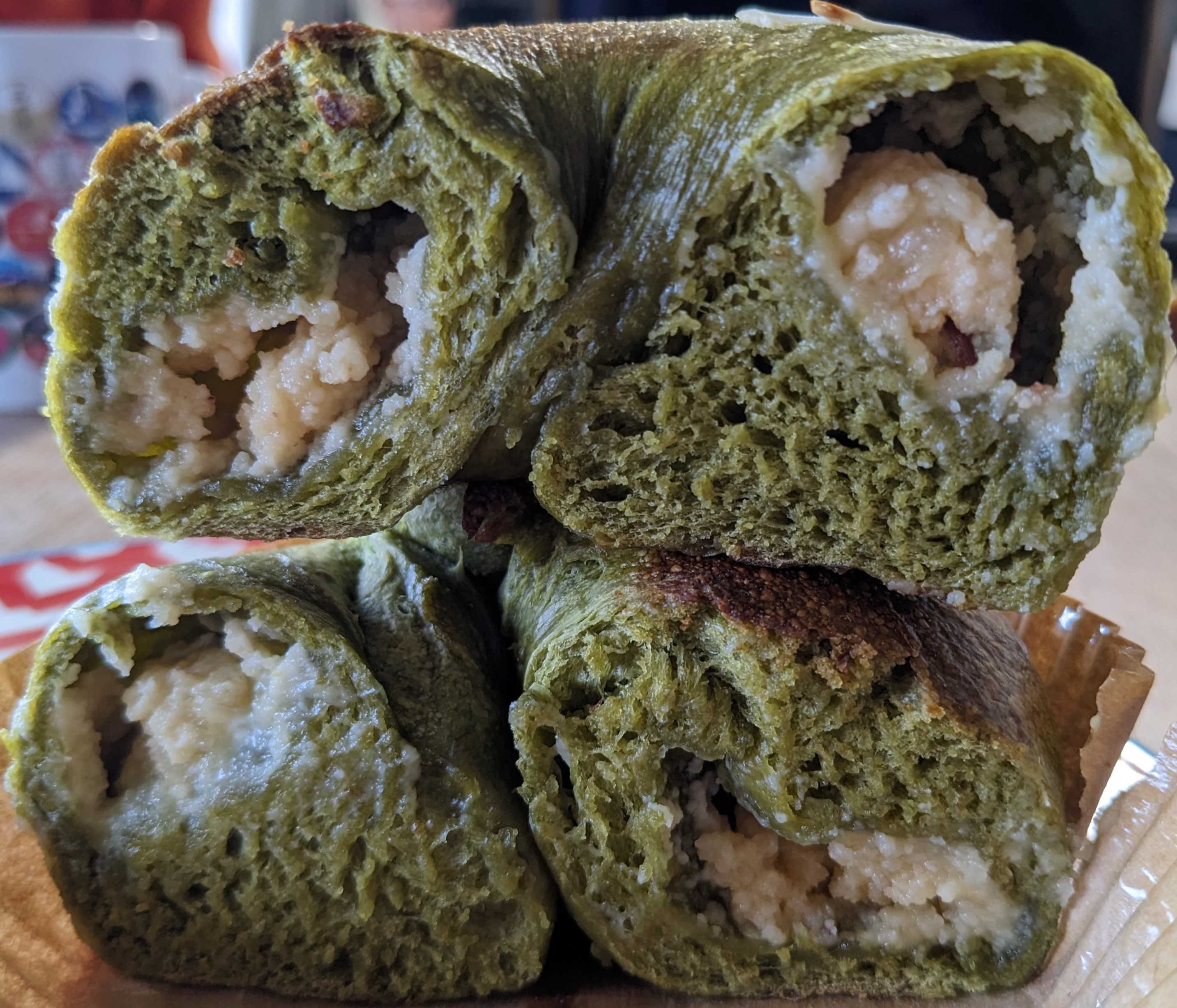 Snuggle(ちいぱんベーグル)の抹茶とラムレーズンクリームのベーグル