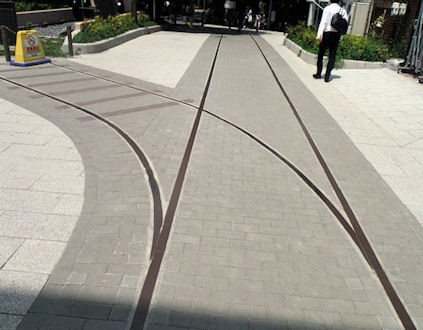 遊歩道に線路が