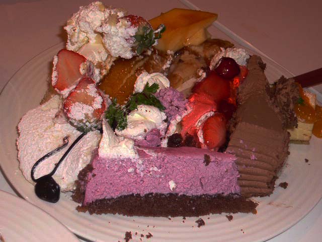 赤色照明下のケーキ