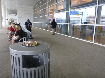 ダラス国際空港 喫煙場所