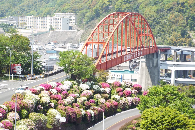 音戸第一大橋とツツジ