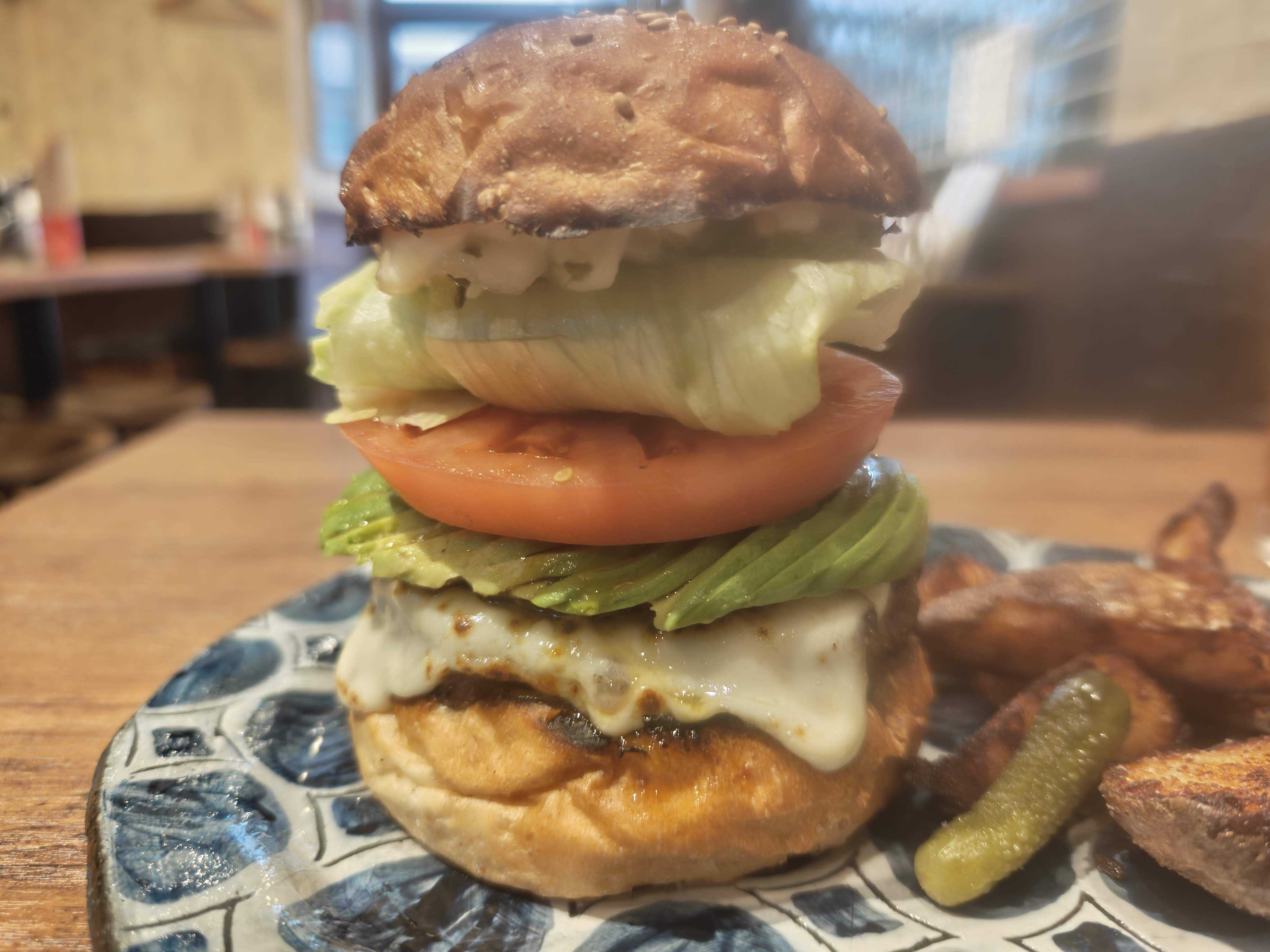 新橋駅ハンバーガー屋　MEAT KITCHEN MEとYOU　ひとりランチ　アボカドサワークリームチーズバーガー