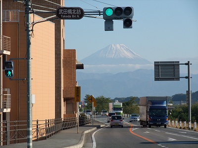 20121103武田橋北信号から富士山