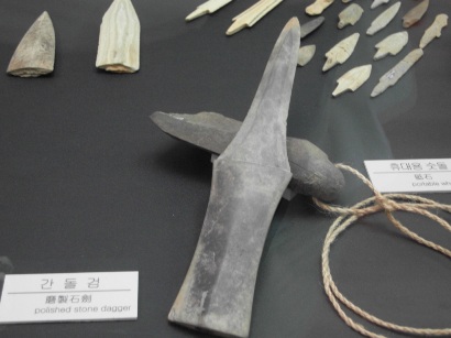1617磨製石剣と砥石.JPG