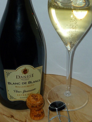 Daneze BdB Millesimato Vino Spumante Extra Dry 2015 glass.jpg