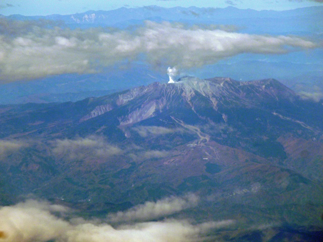 噴煙を上げる御嶽山