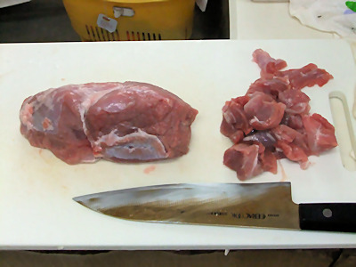 カレー用にブロック肉を切り分ける