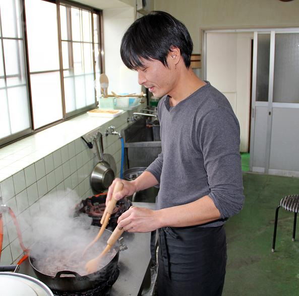 お肉を煮込んでいるところ1