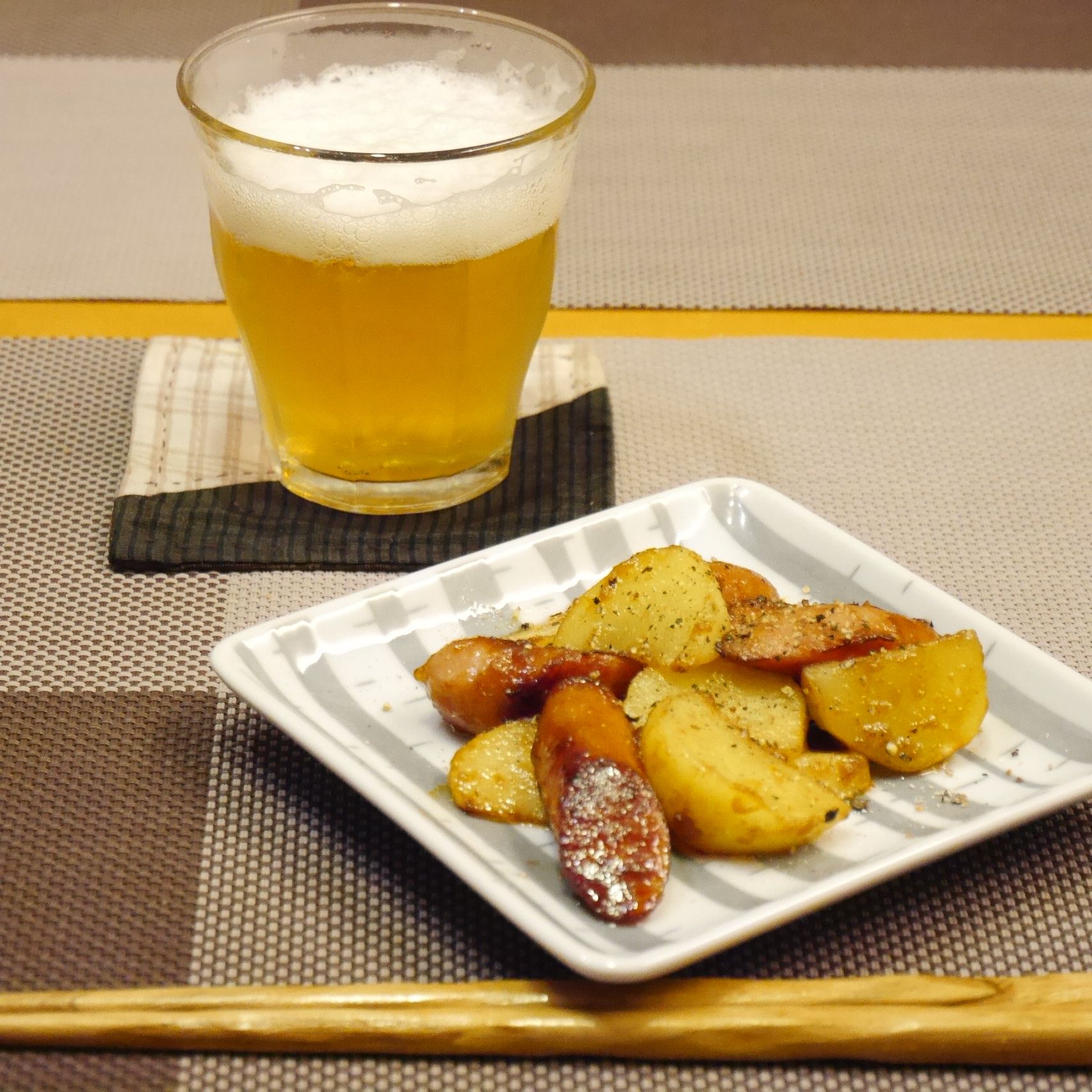 ポテトとソーセージのオイマヨ炒め_ビール