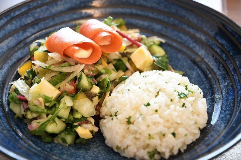 チョップドサラダサーモン乗せ パセリバターライス キャンプと飯 と言うか飯 楽天ブログ