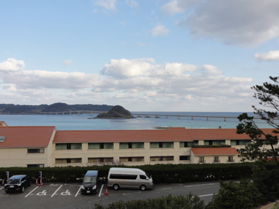 駐車場から西長門リゾートと角島大橋