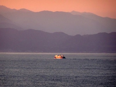 船と夕陽