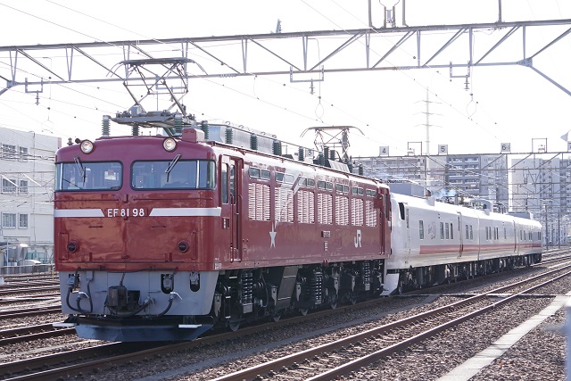 E491系電車 (East i-E) & キヤE193系気動車 (East i-D)奇跡の 並び！ EF81 98牽引5