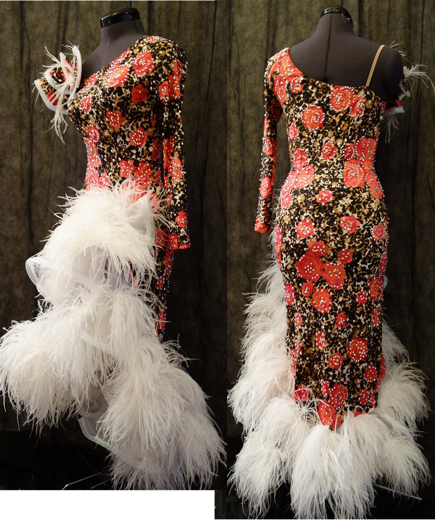 ピンクのバラ＆豹柄に白のオーストリッチを組み合わせたワンショルダーのラテンドレス | Atelier Casablanca -ダンスドレスの