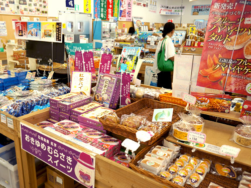 石垣島で作られた各種調味料や加工品を揃えたお土産コーナー