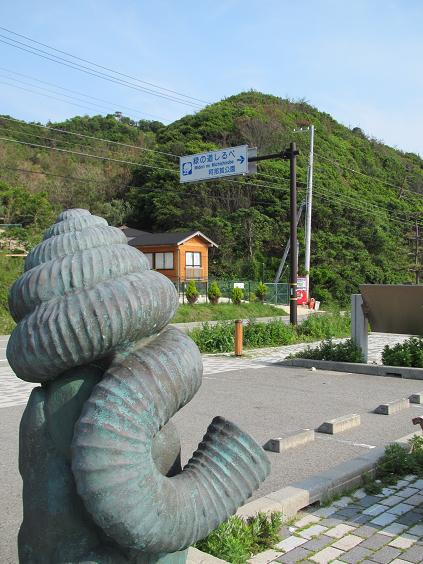 アンモナイトの化石像　3