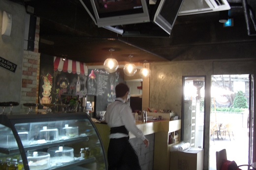 店員とケーキ