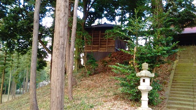 後円斜面と建物