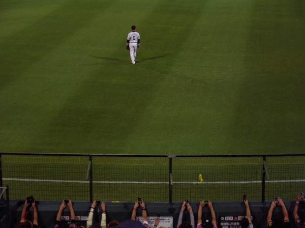 一番近い所から撮影するファン